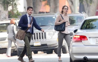melissa-benoist-supergirl-pilot-on-set-week2-day2-08